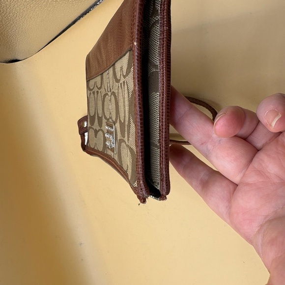 brown signature c coach clutch - Picture 6 of 9